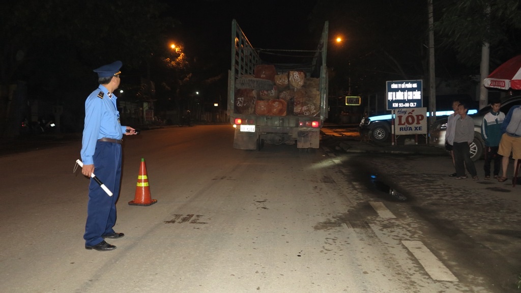 Lực lượng thanh tra giao thông chốt chặt kiểm tra xe.