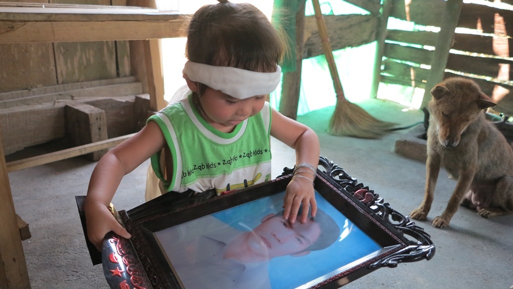 Cảnh sống lay lắt của 3 đứa trẻ sớm mồ côi cha