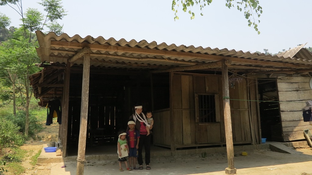 Bên căn nhà tạm nơi sườn núi chị Nhung cùng các con đang phải sống lay lắt qua ngày.