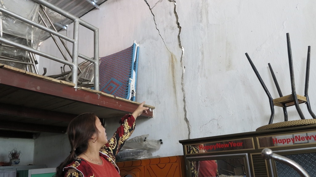 Bà Nguyễn Thị Tuyết chỉ vào những vết nứt lớn