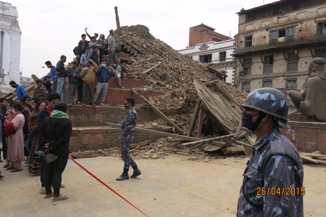 Máy móc cùng lực lượng cứu hộ Nepal đang lật tìm trong đống đổ nát tìm kiếm nạn nhân