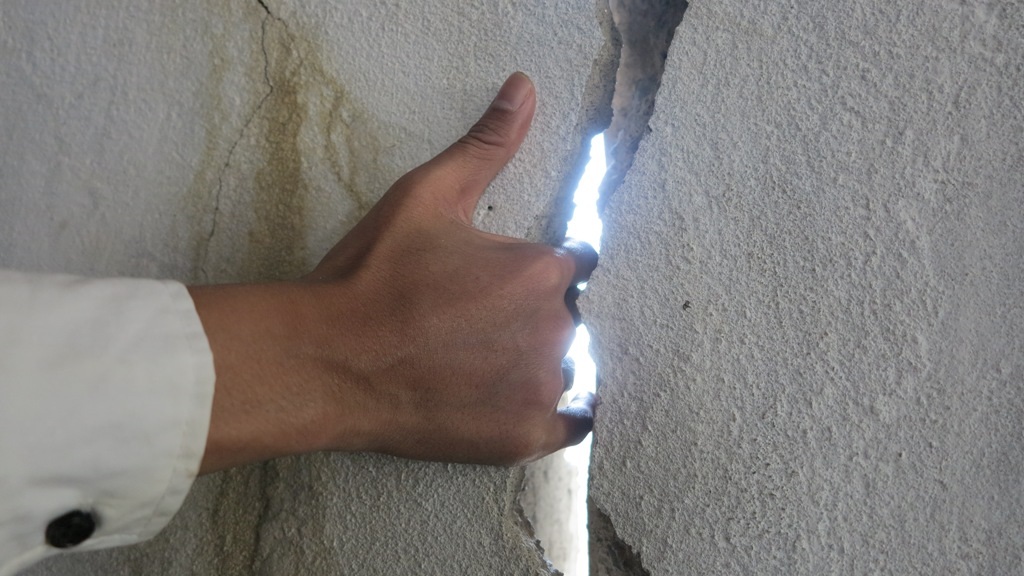 Có những vết nứt lớn có thể bỏ lọt bàn tay.