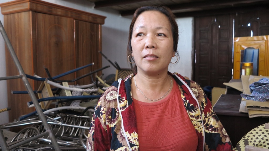 Bà Nguyễn Thị Tuyết chỉ vào những vết nứt lớn