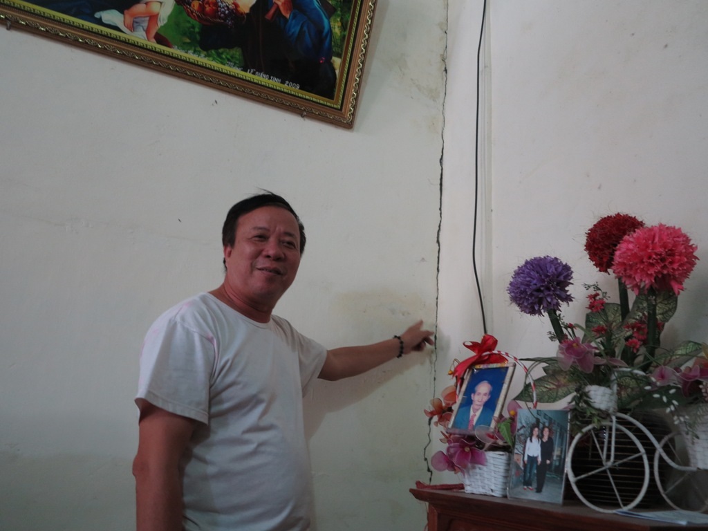 Có những vết nứt lớn có thể bỏ lọt bàn tay.