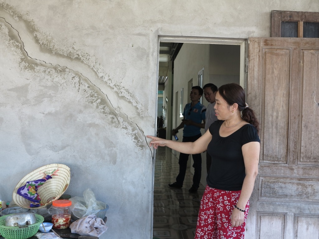 Phần nền nhà cũng xuất hiện nhiều vết nứt lớn, kéo dài.