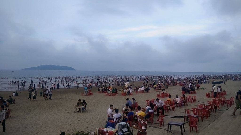 Hàng vạn khách du lịch chen chân về bãi biển Cửa Lò “giải nhiệt” - 11 Những hàng quán cũng tranh thủ di chuyển ra sát mép nước để phục vụ thượng đế