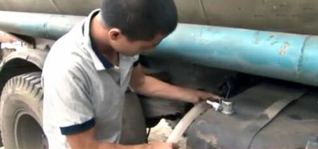 Và yêu cầu tài xế thực hiện lại hành vi rút xăng dầu từ xe ra.