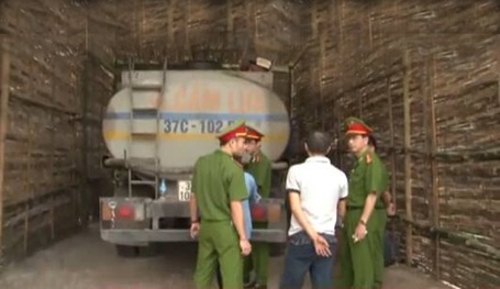 Khi đang rút ruột xăng dầu, thì công an kinh tế Nghệ An ập tới bắt giữ.