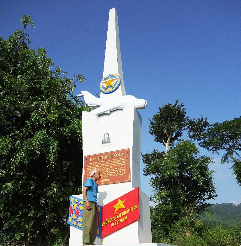 Bia ghi chiến công trận đánh ngày 4/4/1965 của không quân nhân dân Việt Nam ở bản Lẻ Tằm.