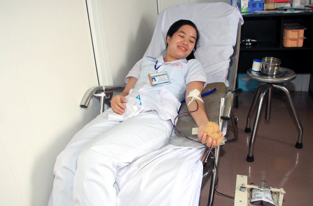 Điều dưỡng Phạm Thị Hồng hiến máu cứu người.