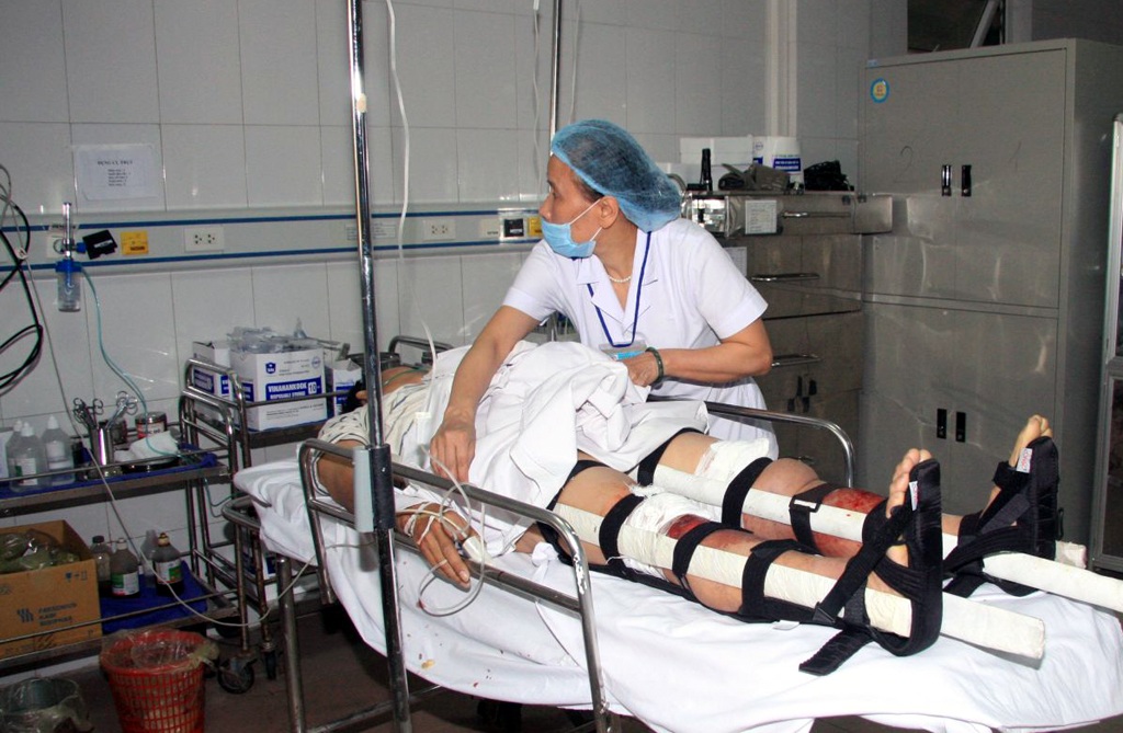 Điều dưỡng viên, sinh viên hiến máu cứu người bị nạn