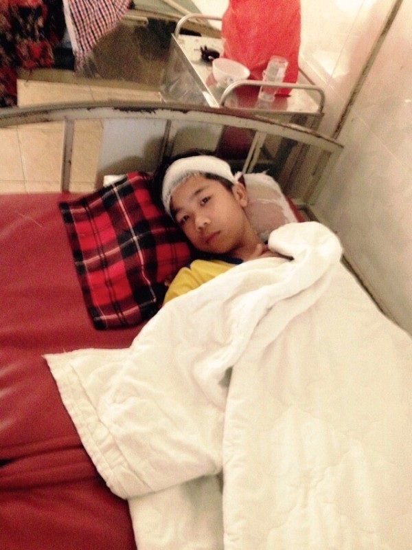 3 học sinh lớp 9 bị đánh trọng thương trên đường đi học về - 1 Em Hồ Xuân Hóa đang được điều trị trị BV Phủ Diễn, huyện Diễn Châu (Ảnh: H.Quân).
