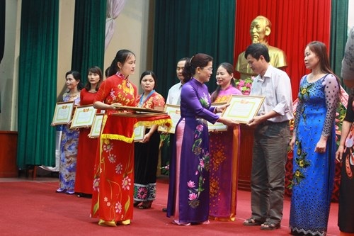 Bà Nguyễn Thị Kim Chi - GĐ Sở GD-ĐT Nghệ An trao bằng khen cho đại biểu điển hình tiên tiến