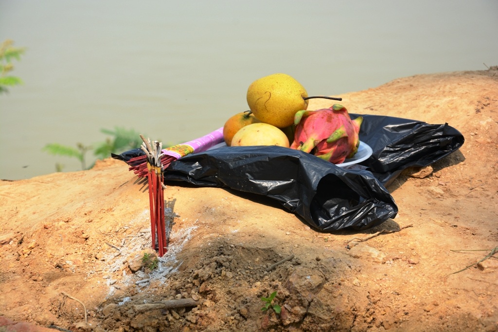 Những nén hương, đĩa hoa quả được lập vội ngay bên bờ sông Lam.