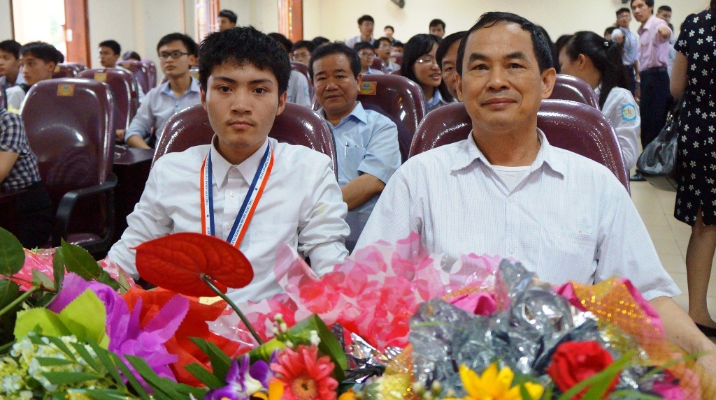 Em Nguyễn Ngọc Khánh và thầy Đậu Văn Mùi - Hiệu trưởng Trường THPT Chuyên Phan Bội Châu.