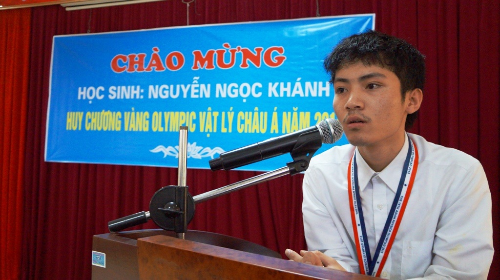 Em Nguyễn Ngọc Khánh chia sẻ tại buổi lễ đón em ngày mang vinh quang trở về trường. 