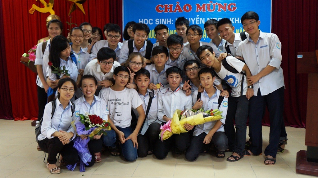 Bạn bè cùng lớp với Khánh ghi lại khoảnh khắc đáng nhớ nhất cuộc đời trong lễ đón.