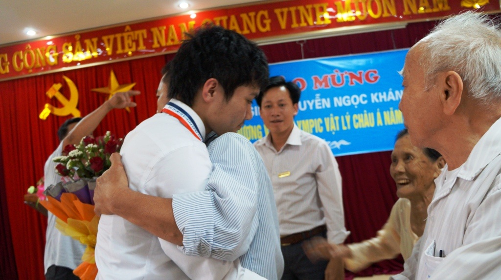  Khánh và cô Thơ An trong buổi lễ đón.