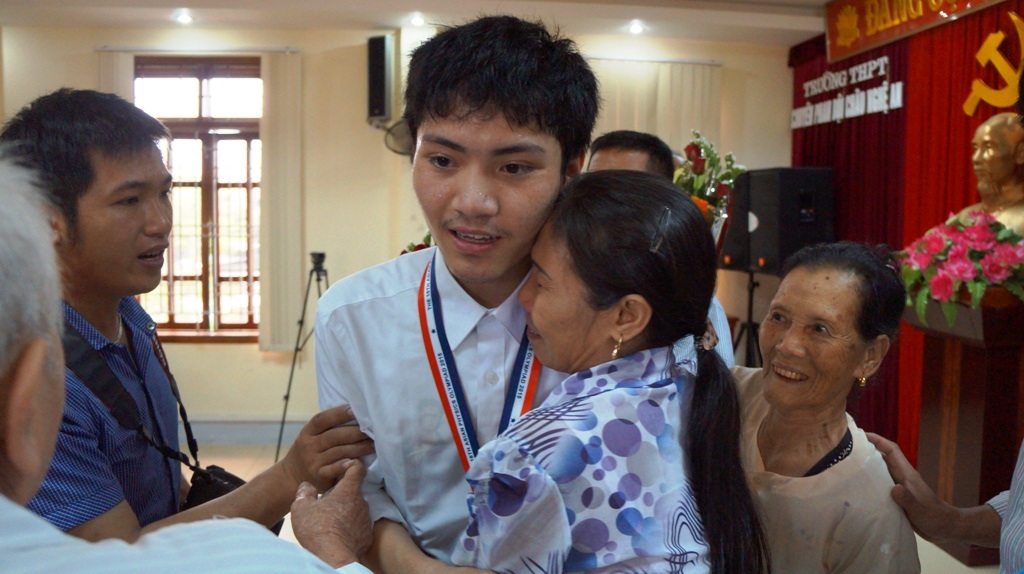  Khánh và cô Thơ An trong buổi lễ đón.