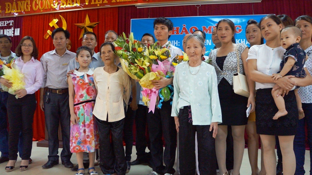 Gia đình, anh em và bạn bè Khánh cách thành phố hơn 20km có mặt trong buổi lễ để chúc mừng.