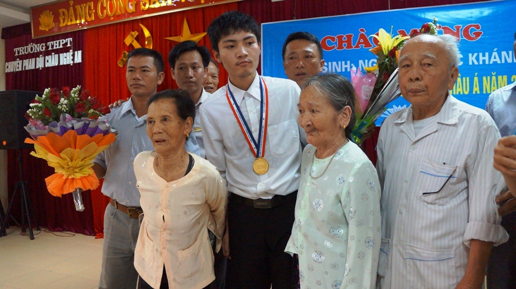 Gia đình, anh em và bạn bè Khánh cách thành phố hơn 20km có mặt trong buổi lễ để chúc mừng.