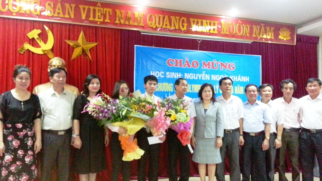 Nồng ấm đón chào chàng trai mang về HCV Olympic Vật lý Châu Á - 15 Lãnh đạo Ban tuyên giáo, Sở GD&ĐT Nghệ An tặng hoa chúc mừng em Khánh và cô Thơ An.