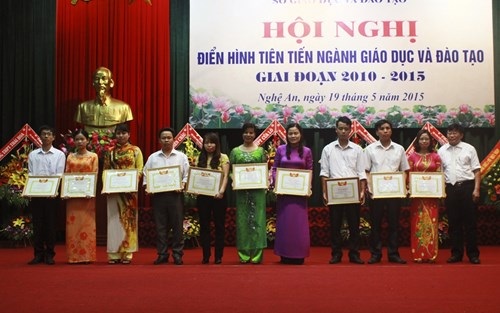 Bà Nguyễn Thị Kim Chi - GĐ Sở GD-ĐT Nghệ An trao bằng khen cho đại biểu điển hình tiên tiến