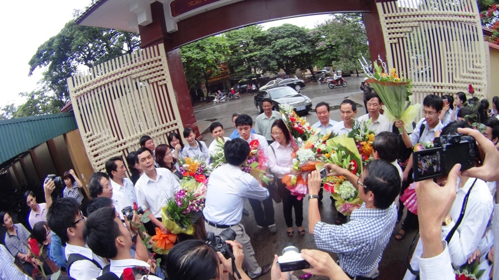 Thầy cô giáo, bạn bè mang hoa chúc mừng Khánh và cô Thơ An.