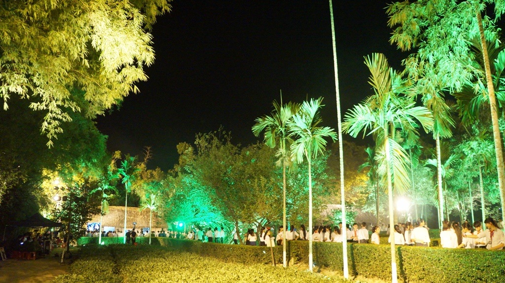 Người dân xếp hàng vào thăm và thắp hương tại Cụm di tích Hoàng Trù