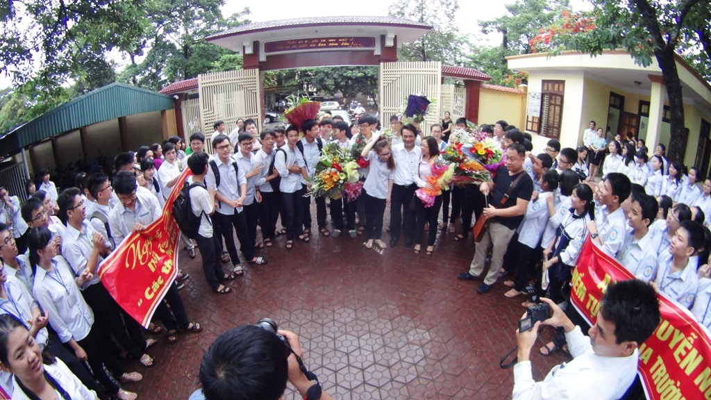 Các thầy cô mang hoa chúc mừng em Khánh và cô Thơ An.