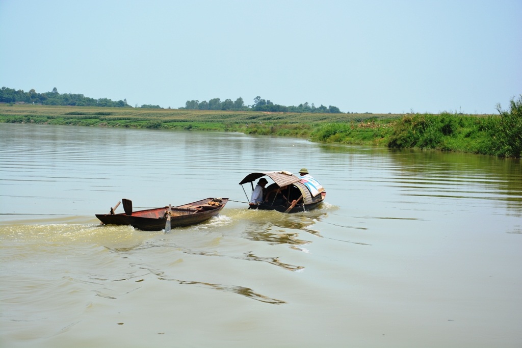 Dùng thuyền nhỏ, câu vương để tìm kiếm thi thể hai em trên dòng sông Lam.