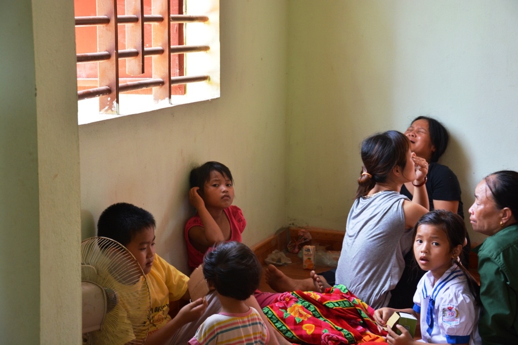 Gia đình người thân em Cẩm Tú chìm trong đau thương.