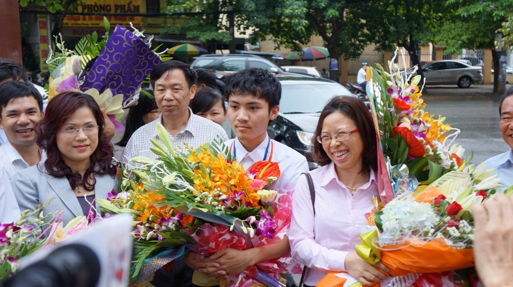 Các thầy cô mang hoa chúc mừng em Khánh và cô Thơ An.