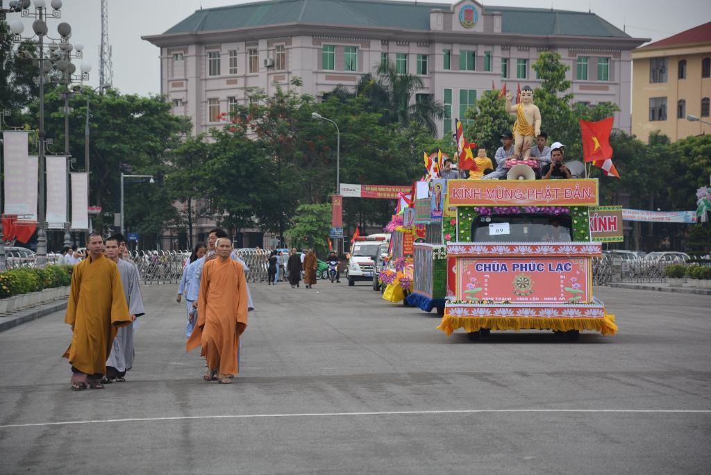 Diễu hành xe hoa là một trong những hoạt động đặc sắc của Lễ hội.