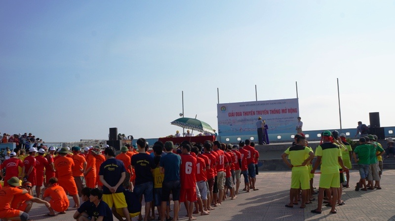 Các đội dự thi được phổ biến quy chế trước khi vào cuộc đua thuyền trên biển.