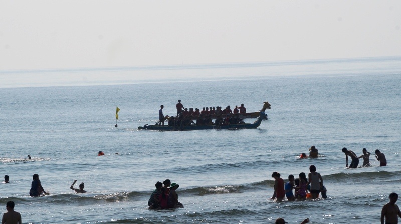 Những tay đua thuyền chuẩn bị vào vị trí.