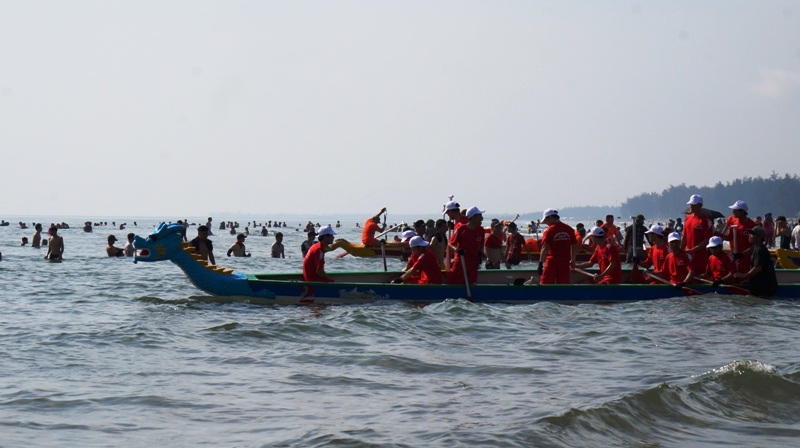 Các đội đưa thuyền ra khu vực xuất phát.