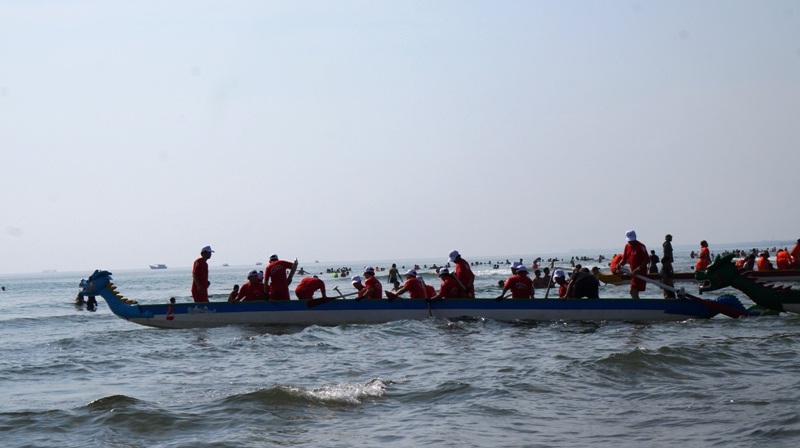 Các đội đưa thuyền ra khu vực xuất phát.