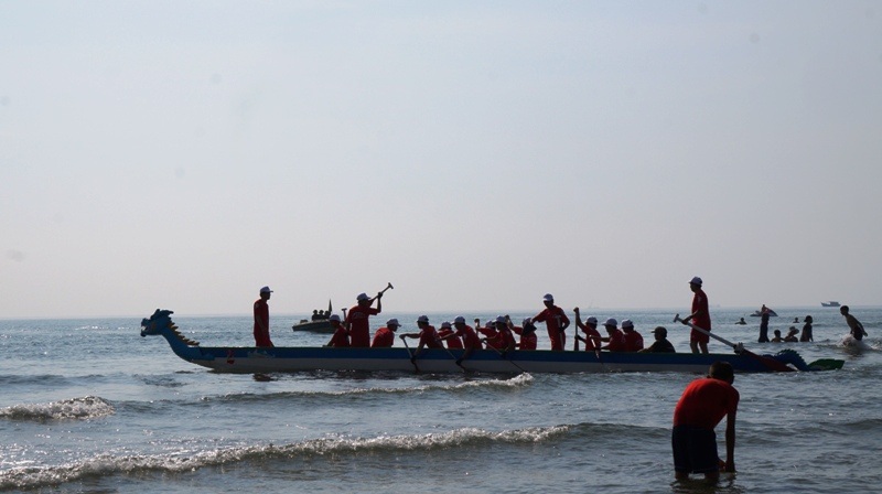 Những tay đua thuyền chuẩn bị vào vị trí.