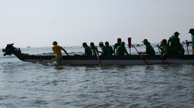 Các đội đưa thuyền ra khu vực xuất phát.