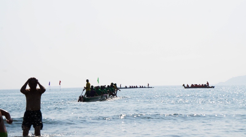 Điểm xuất phát cách bờ biển khoảng 200m, có độ sâu 3-5m.