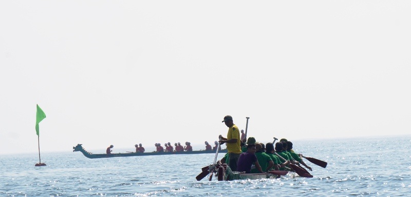 Những tay đua thuyền chuẩn bị vào vị trí.