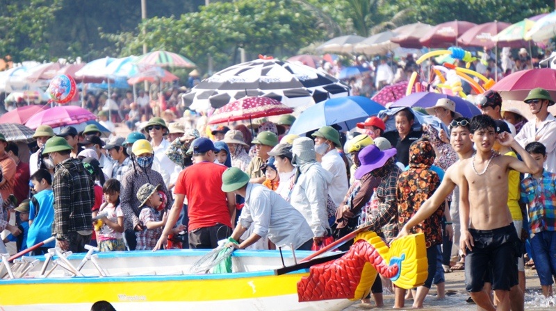 Hàng ngàn người dân chen chân cổ vũ cho giải đua thuyền truyền thống du lịch biển Cửa Lò 2015.