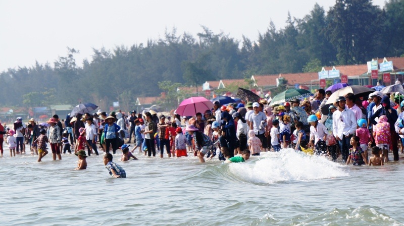 Hàng ngàn người dân chen chân cổ vũ cho giải đua thuyền truyền thống du lịch biển Cửa Lò 2015.
