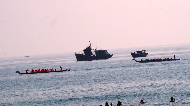 Những tay đua thuyền chuẩn bị vào vị trí.