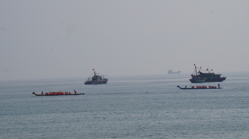 Những tay đua thuyền chuẩn bị vào vị trí.