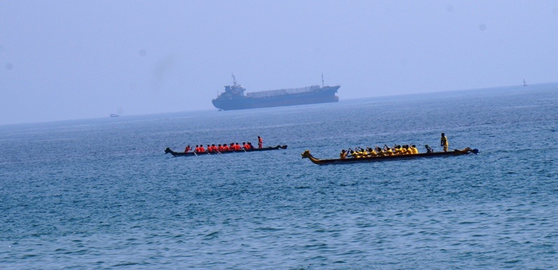 Những tay đua thuyền chuẩn bị vào vị trí.