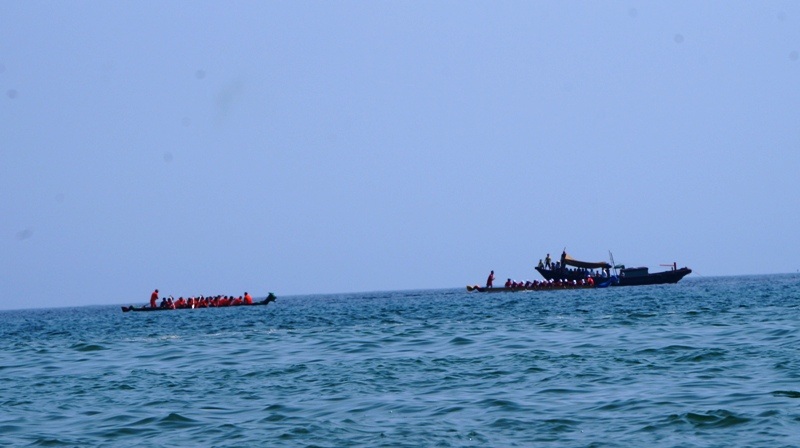 Cuộc đua thuyền truyền thống gây cấn từng phút trên sóng biển nhấp nhô.