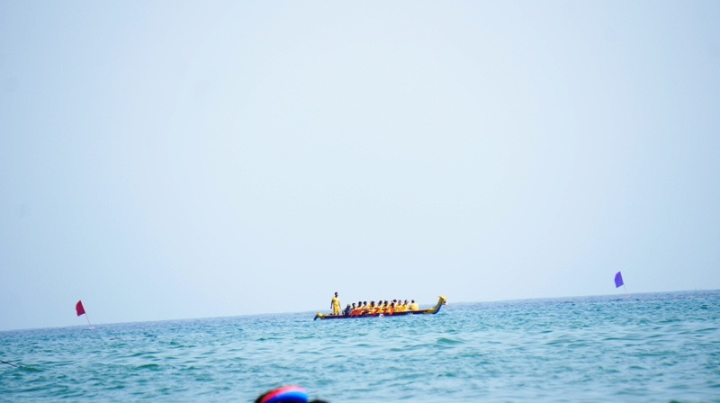 Những tay đua thuyền chuẩn bị vào vị trí.