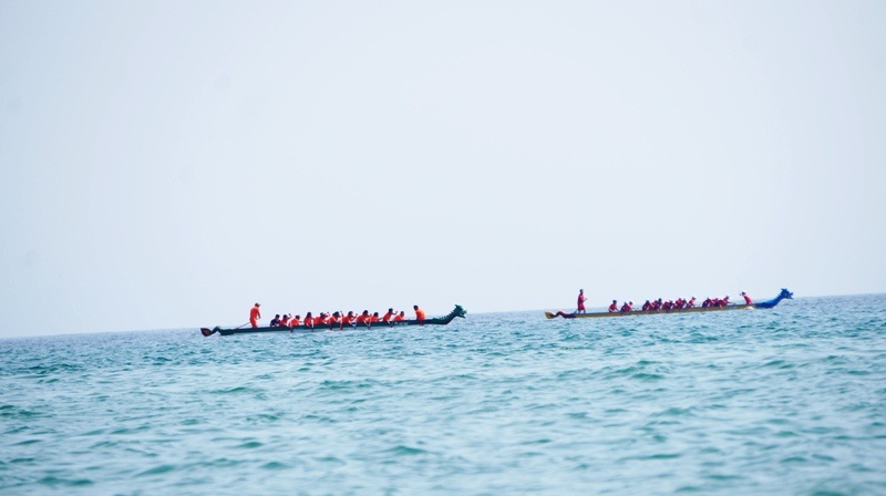 Những tay đua thuyền chuẩn bị vào vị trí.